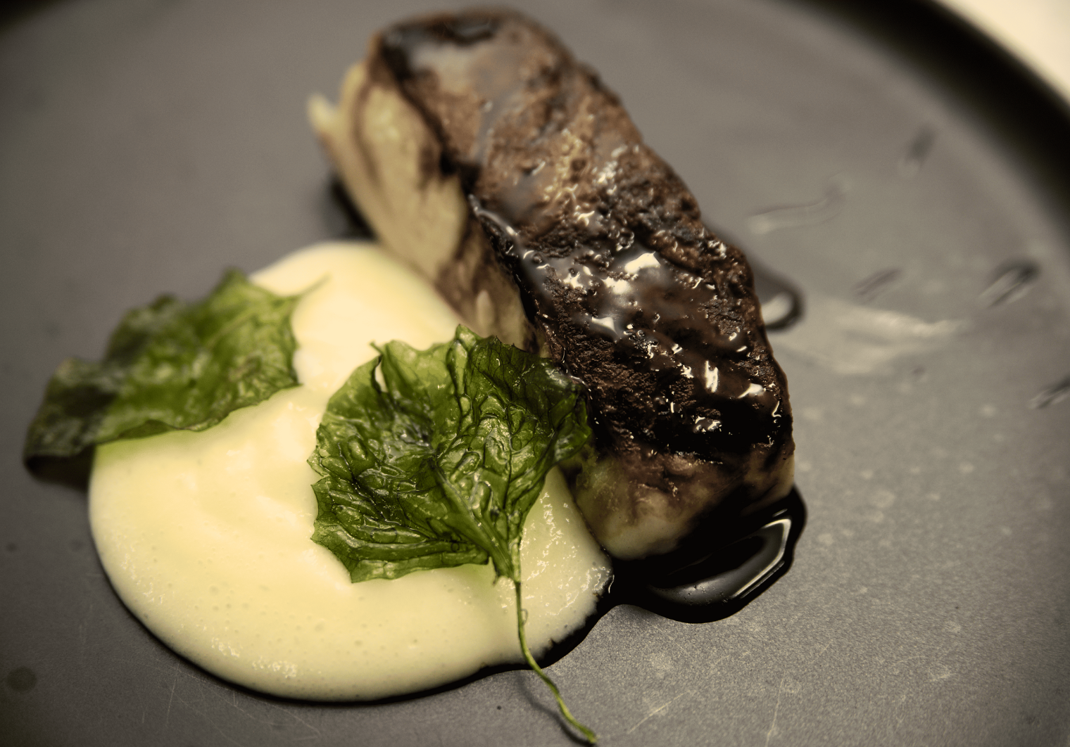 Pescada estilo kabayaaki com espuma de arroz paraense