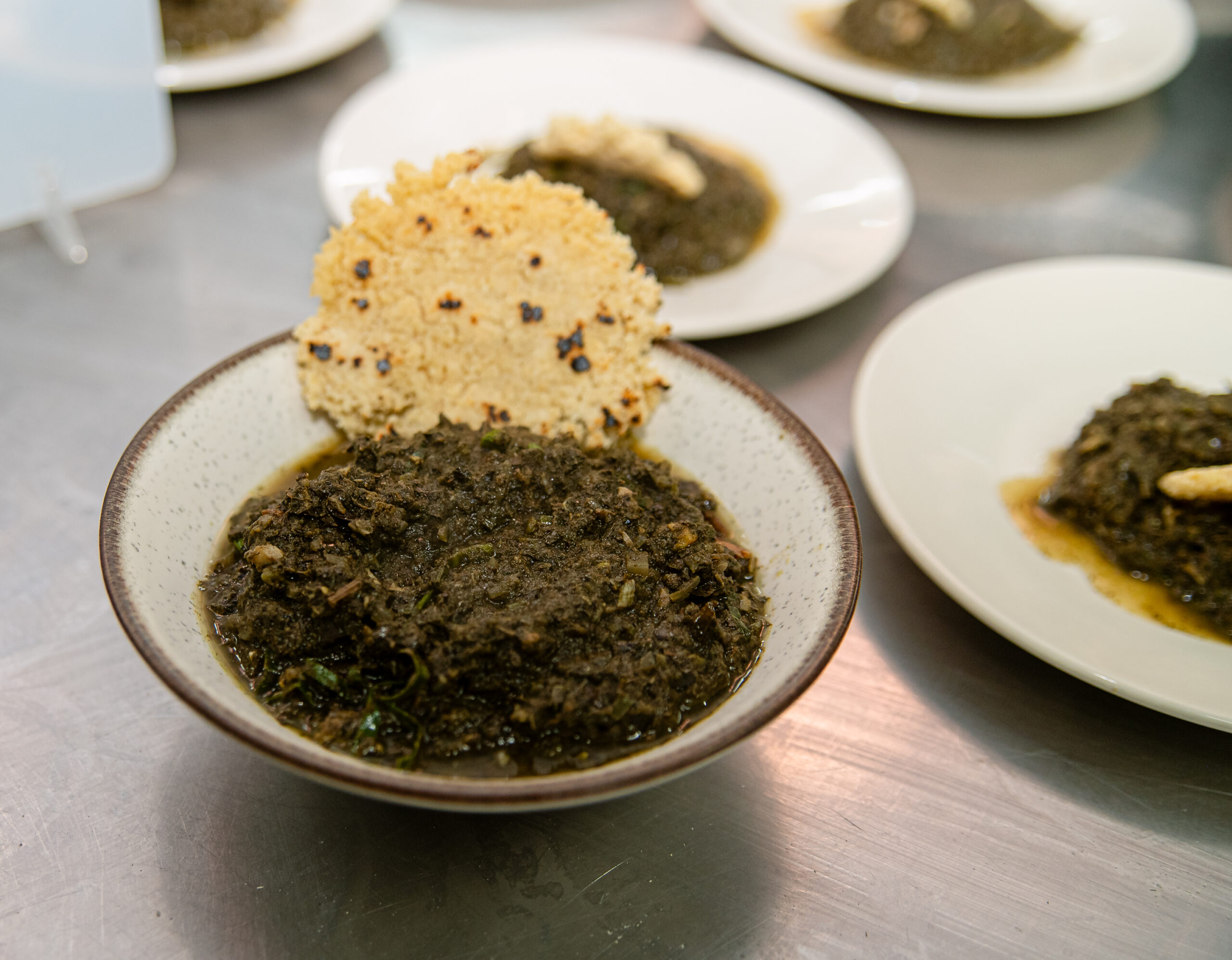 Maniçoba de tambaqui com beiju de farinha