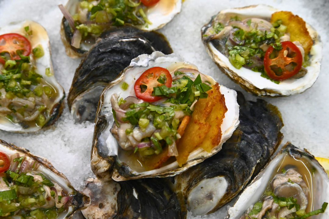 Ostras marinadas no nan pla com patacones