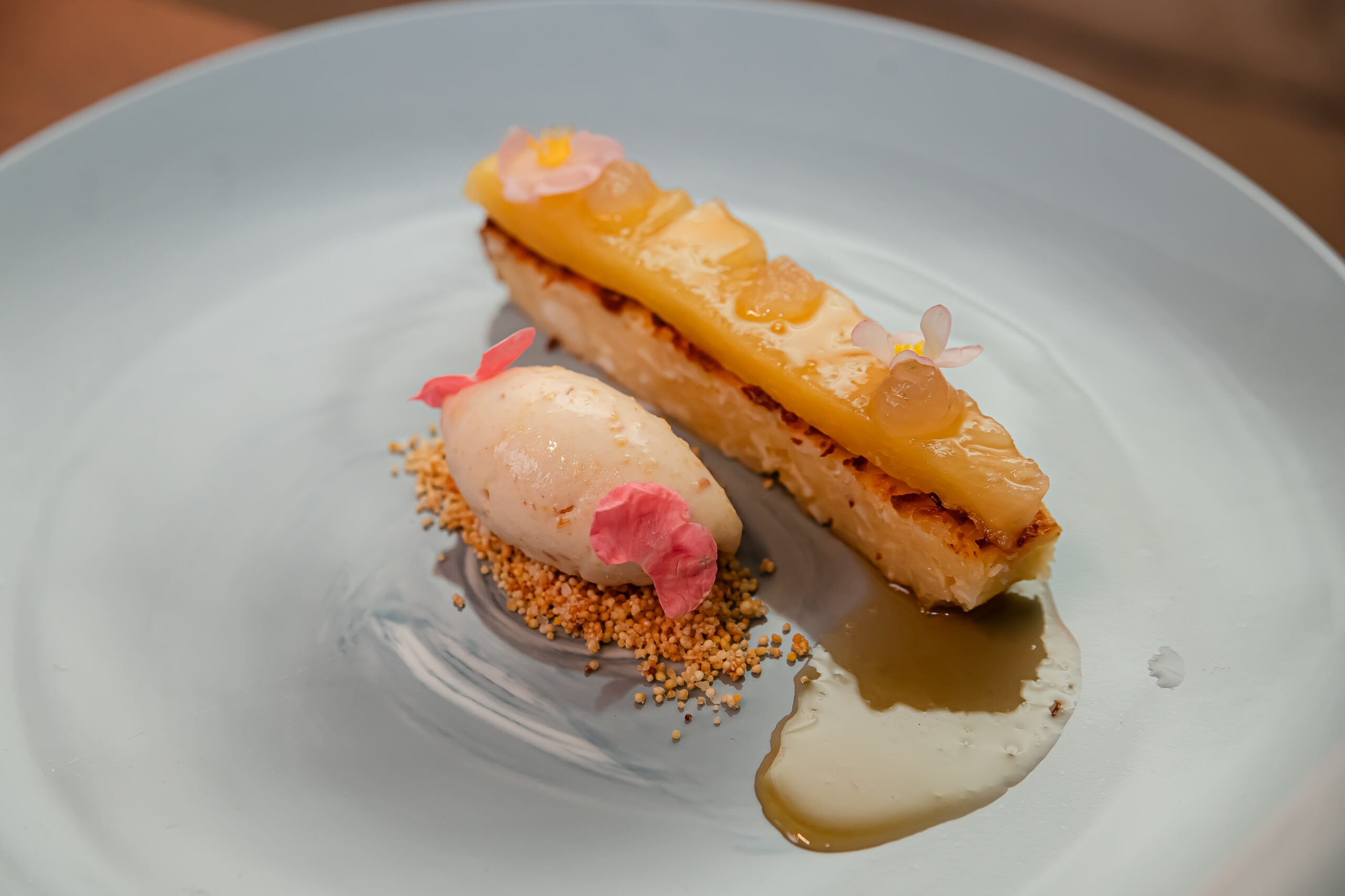 Abacaxi com caramelo de preciosa, sorvete de farofa de Bragança, crumble de Uarini e gel de cachaça